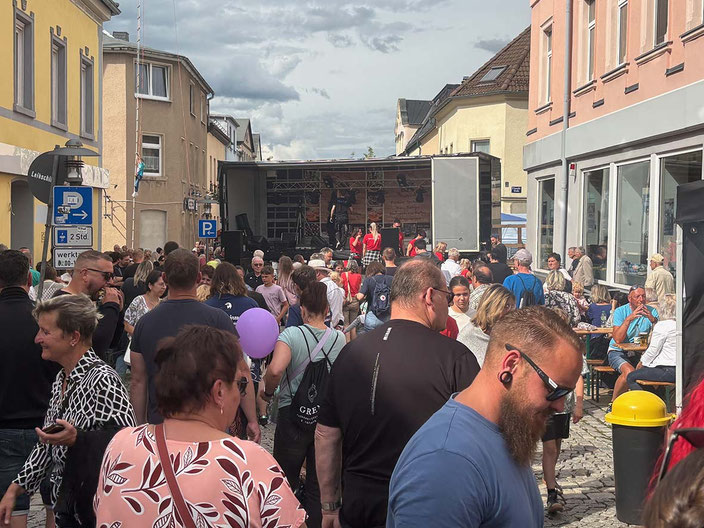 Samstag in Falkenstein Andrang vor der Bühne