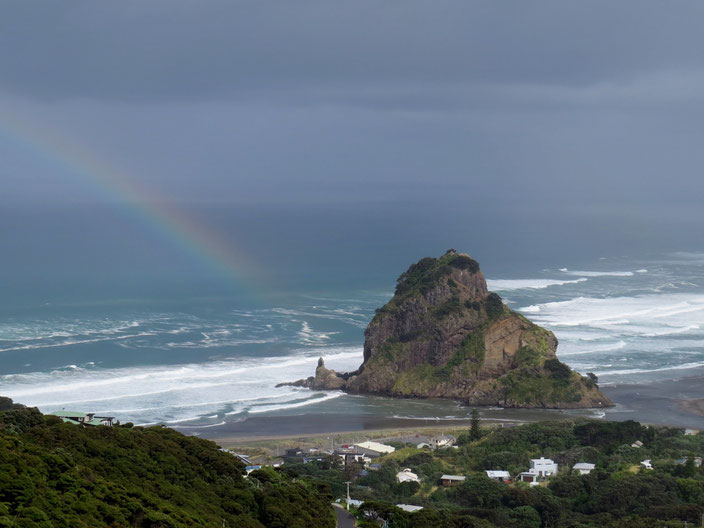 Die Heimat unserer Prinzessinnen - Piha - Blick auf Löwenfelsen 