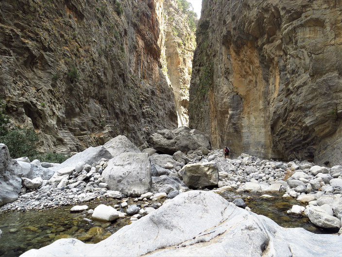 Man beachte die kleine Wanderin