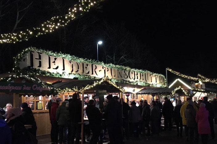Die neue Heider Punschhütte abends - fertig gebaut 2018