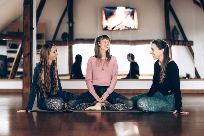 strahlende Yogalehrerinnen in schönem Yogaraum Hardegsen Northeim Uslar