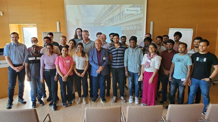 Unternehmer Arvind Mehta (1. Reihe, Mitte) gab Studenten der MLU und der Hochschule Merseburg im Fraunhofer IMWS aus erster Hand Einblicke in den indischen Kunststoffmarkt. © Exipnos