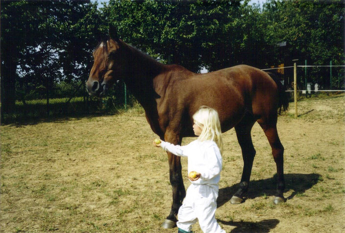 *Myriel mit Jeronimo in den Obstfeldern von Ebersweier, 2003