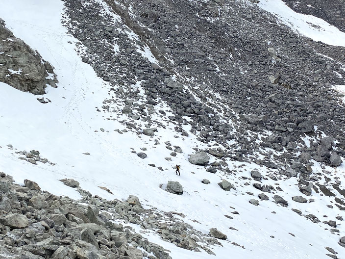 Matthias Huss ist im September fast jeden Tag auf einem anderen Gletscher unterwegs, um die jährliche Abschmelzung zu messen. 