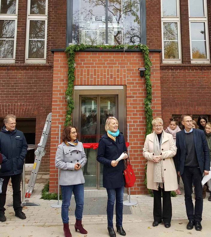 Eröffnung des Fahrstuhls am Schulgebäude der Nürnberger Straße im letzten Jahr.