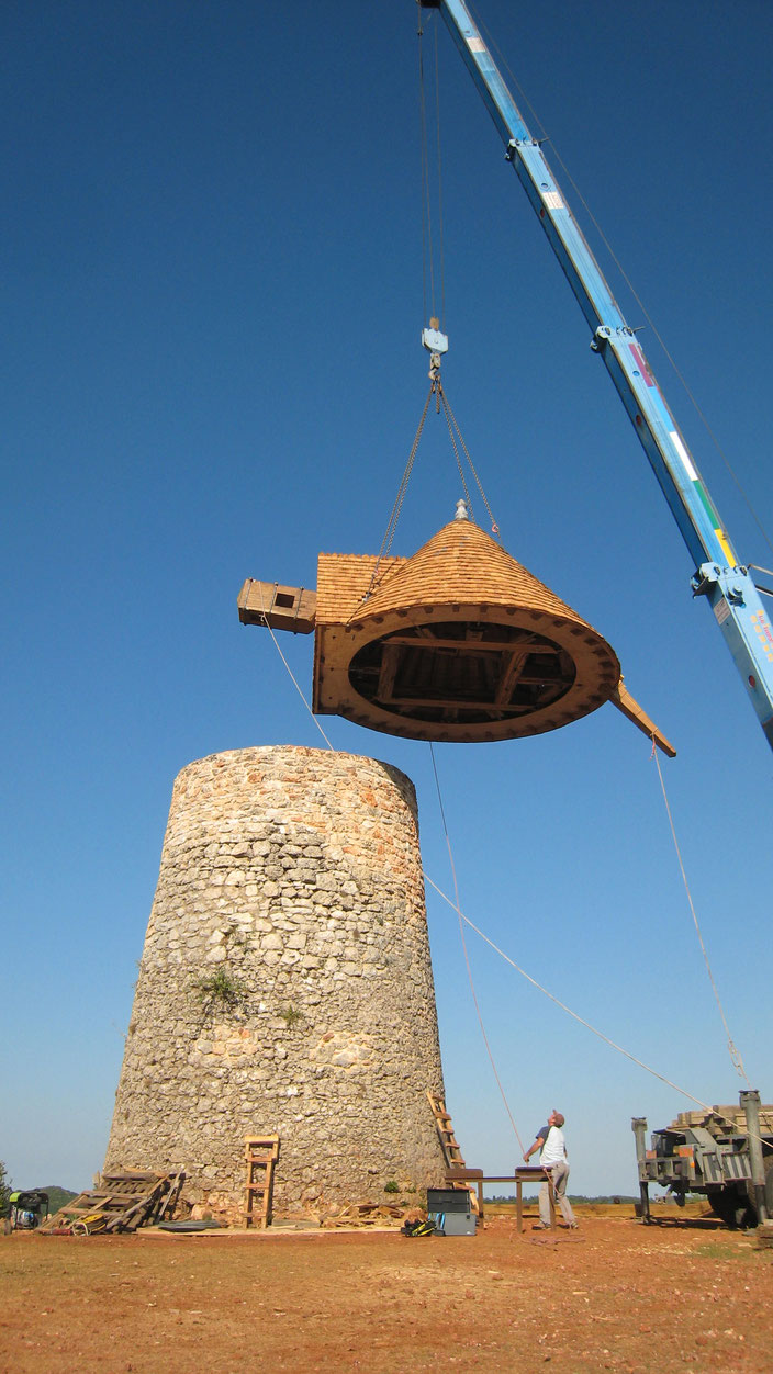 Pose de la capellade sur la tour du moulin