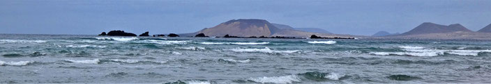 Bei Ebbe taucht ein Seeungeheuer zwischen La Graciosa und dem Playa de Famara auf.