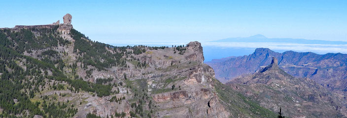 Blick über den Roque Nublo und Roque Bentayga bis zum Teide