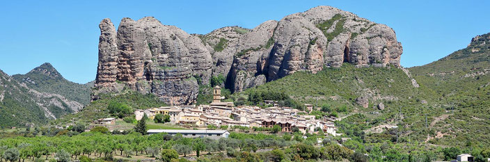 Das Dorf Agüero vor den Mallos de Agüero.