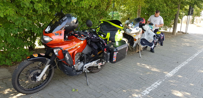 Eine kurze Pause im Schatten, dazu ein paar Schnittchen und viel Wasser
