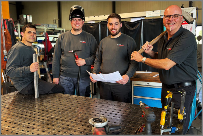 Team Metall-Ctreativ in Oelde - Fachkräfte im Metallbau, Mitarbeiter in Werkhalle