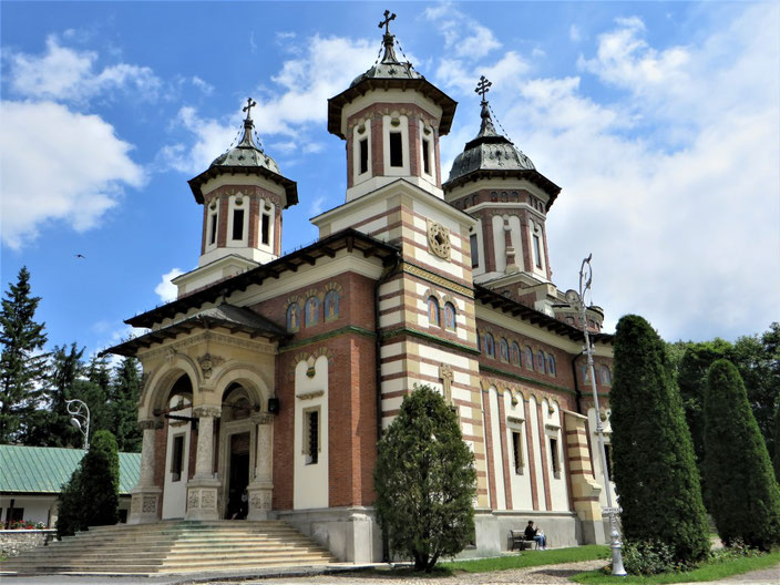 Rumänisch-orthodoxe Kirche im ersten Hof des Klosters Sinaia
