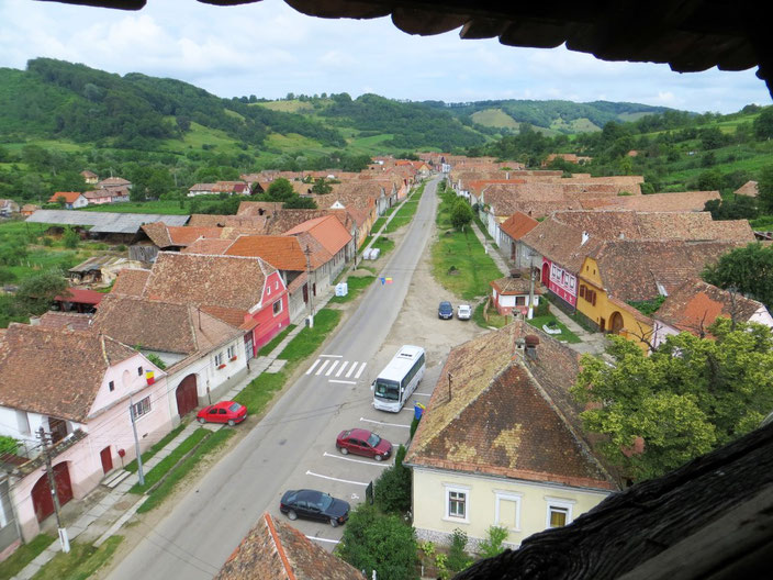 Blick auf das siebenbürgische Straßendorf Wurmloch/Valea Viilor