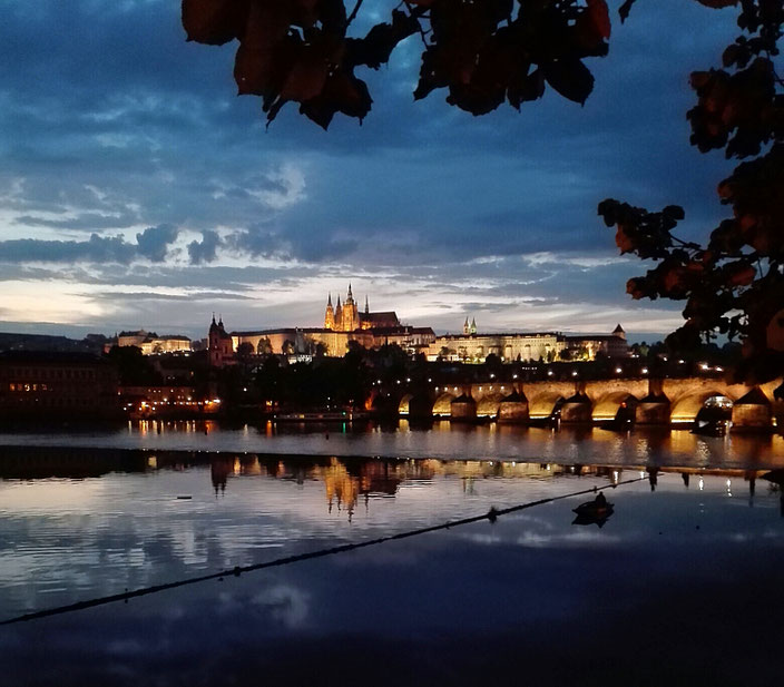 Blick auf die Prager Burg bei Nacht