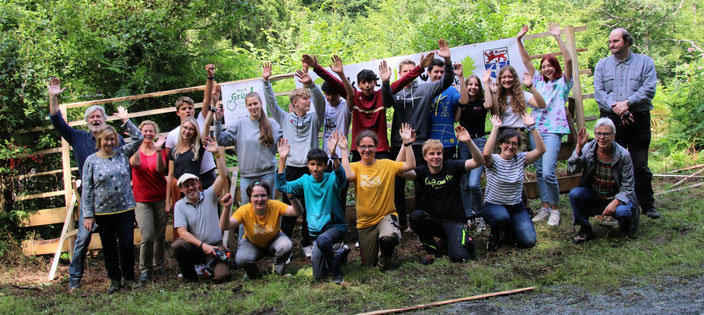 Mit großem körperlichem Einsatz bauten 16 Jugendliche den Wildschutzzaun um das Pflanzareal am Bauhof. Foto: Frank Christgen.