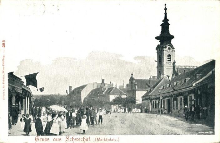 Schwechat Marktplatz (Hauptplatz) vor 1905. Die Rauchfänge der beiden Brauereien sind an den Windflügeln zu erkennen. Im Vordergrund das Popperbrauhaus, im Hintergrund das Figdorbrauhaus.