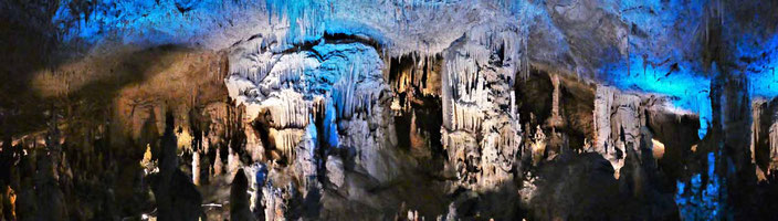Perama Höhle - Panoramablick in der bunt beleuchteten großen Halle