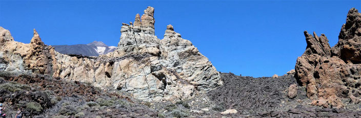 Blick von unten auf den Lavastrom, die Felsformationen und den Teide