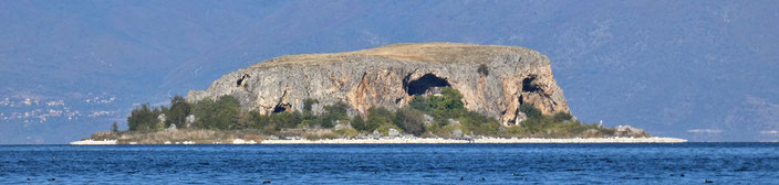 Insel Maligrad im Großen Prespa-See mit erkennbarer Kapelle in der rechten Höhle.