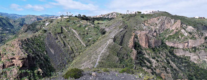 Wanderweg über die Caldera de Bandama - rechts Caldera, links zerklüftete Berge, geradeaus der Golfplatz