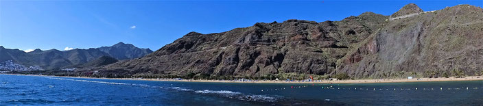 Playa de las Teresitas - ganz links San Andres - rechts auf dem Berg der Mirador dos Playas