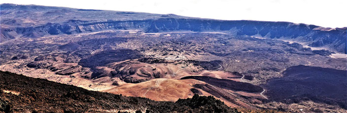 Blick vom Teide auf die riesige Caldera. 17 km Durchmesser - das ist schon was!