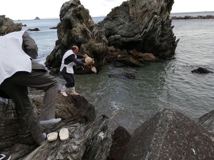 人形の入った俵を海に流す。