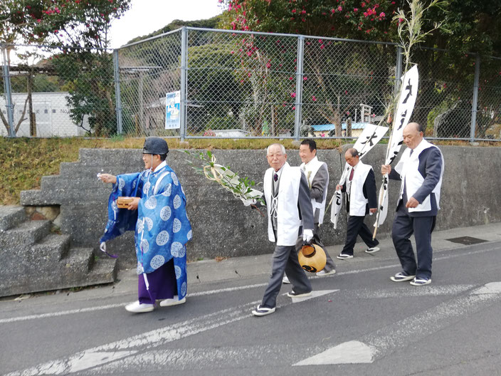 人形を海に運ぶ道中