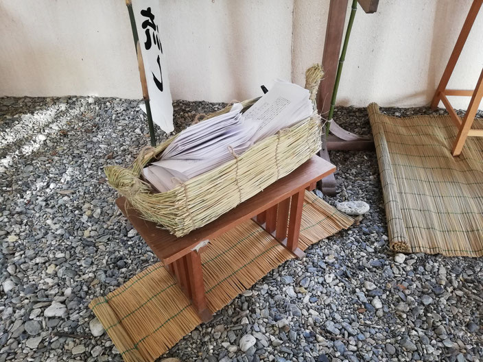 人形の入った藁舟
