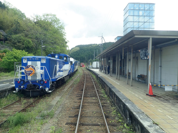 木次線では人気の観光列車「奥出雲おろち号」も運行している（2023 年度で運行終了）