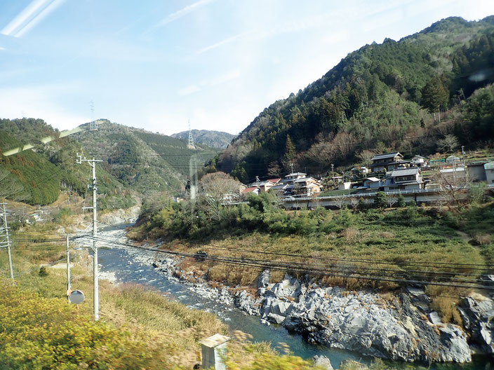 晴れ渡った空に飛騨川