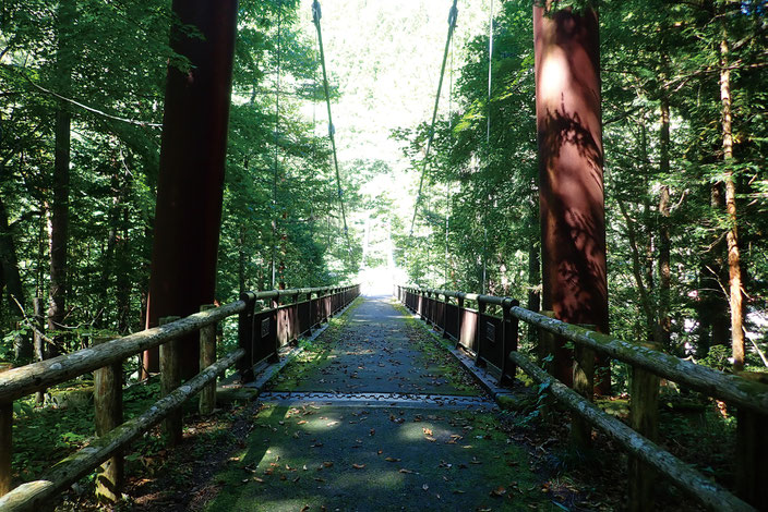 湯西川にかかる吊り橋