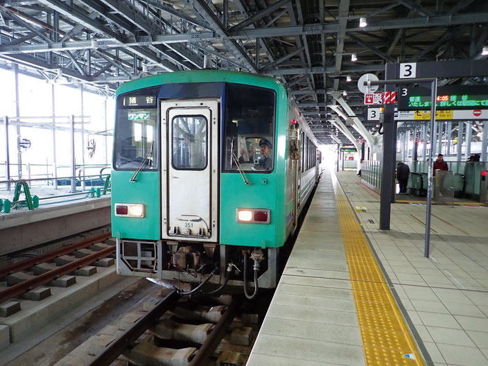 富山駅で発車を待つ高山本線の列車
