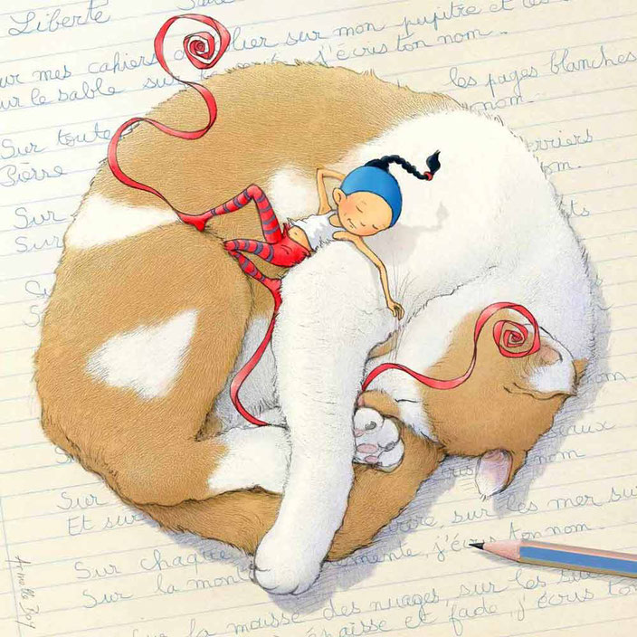 Timeliot est sur le dos d'un chat roux et blanc qui dort. Il lui tire gentiment les moustaches