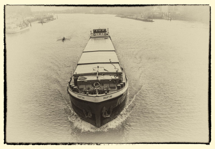 maritimes im Foto...die Weser unter voller Fahrt...2018