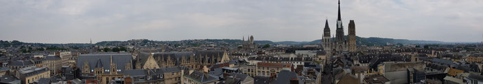 Vue panoramique depuis la tour du Gros-Horloge à Rouen : de gauche à droite, le Palais de Justice, l'église St Ouen, la cathédrale Notre-Dame, la colline Sainte Catherine