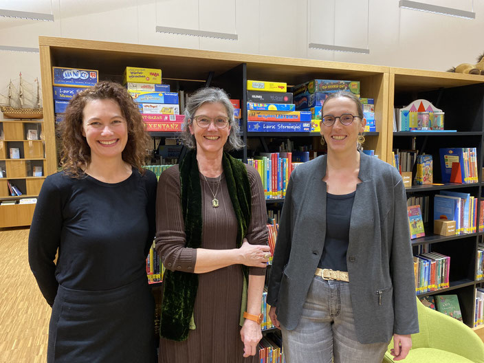 Drei strahlende Autorinnen in der Bücherei Seubersdorf. Von links nach rechts: Gerda Stauner, Petra Teufl, Sabine Rädisch. Bild: Adi Spangler