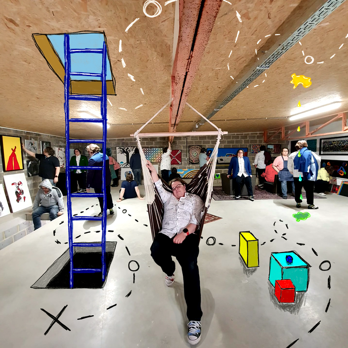 ein bemaltes Foto des  Ausstellungsbereich des Künstler Martin Lingens mit vielen Personen die alle Martin Lingens in verschiedenen Kleidungen und Positionen sind