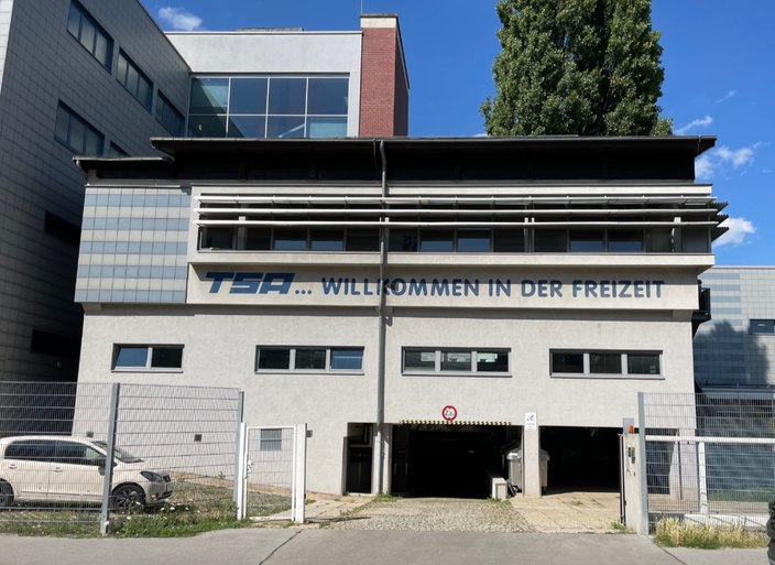Gebäudeteil des Hallenbad Floridsdorf mit beiden Gymnastiksälen, der 1992 und 2001 mit Vereinsmittel errichtet wurde.