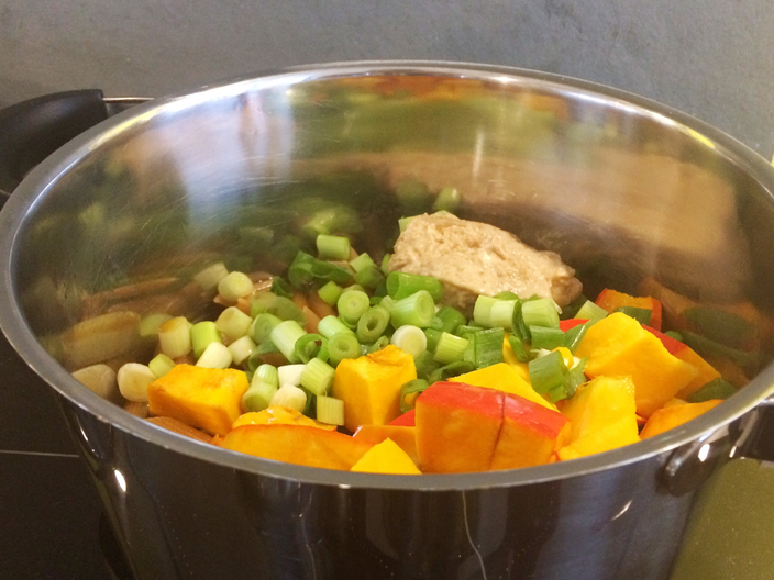 Rezept: One Pot Vollkorn-Kürbis Pasta in Erdnusssauce