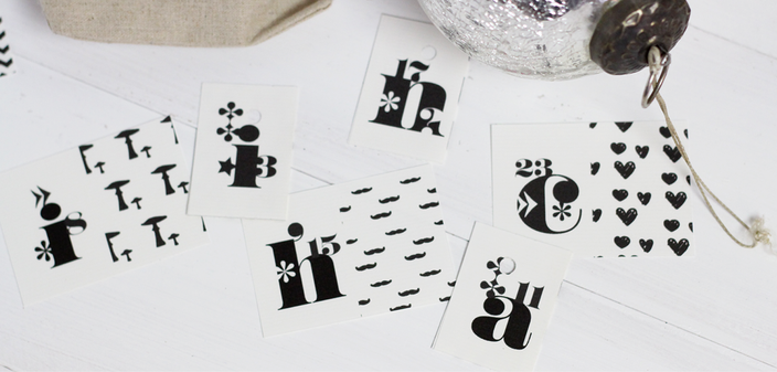 Einfach ausdrucken, zu Kärtchen falzen und anhängen: Zahlen für den Adventskalender. In der richtigen Reihenfolge ergeben sich die Worte: Fröhliche Weihnachten! Jetzt auf www.die-kleine-designerei.com