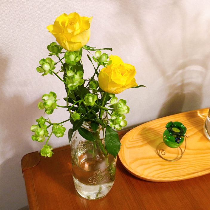「金魚」と名付けられた、緑のちいさなガラス花瓶･･･きのうのゲストさんからのプレゼントです！ありがとうございます❤