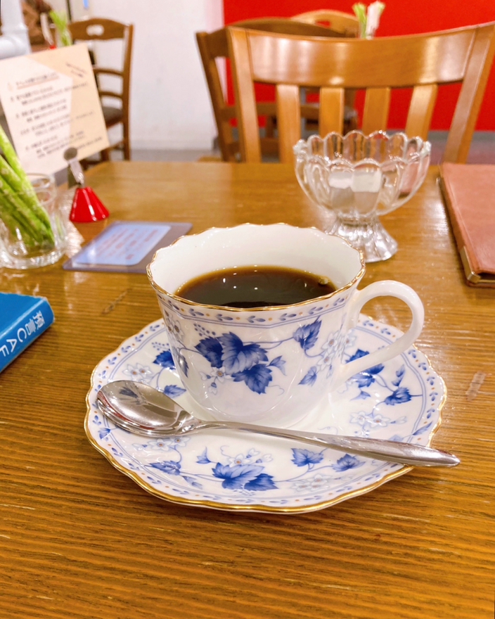 こちらは「預言カフェ」でのお茶タイム。今回はめずらしくブレンドをいただいてきました♪（美味しかったです）