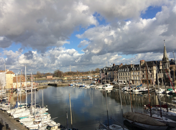 Le Vieux-Bassin à Honfleur et le reflet des nuages dans l'eau au milieu des bateaux