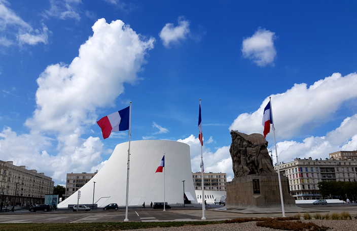 La salle de spectacles appelée "le Volcan", construit par Niemeyer, et le Monuments aux Morts - Le Havre