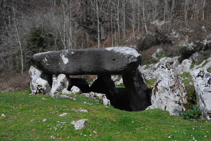 Dolmen de Jentillarri (Aralar). Según la tradición oral vasca, fue el lugar por el que los últimos gentiles (mairus) regresaron al Mundo Subterraneo en espera de un nuevo renacer.