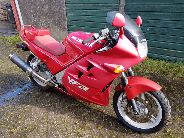 Low budget motoren zijn goedkope motoren die wel wat aandacht nodig hebben. De Witte Roos