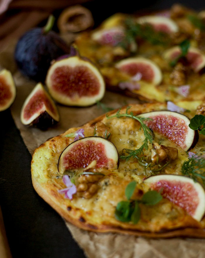 Flammkuchen mit Gorgonzola, Feigen & karamellisierten Rosmarin-Nüssen ... Flammkuchen mit Gorgonzola, Feigen & karamellisierten Rosmarin-Nüssen ...