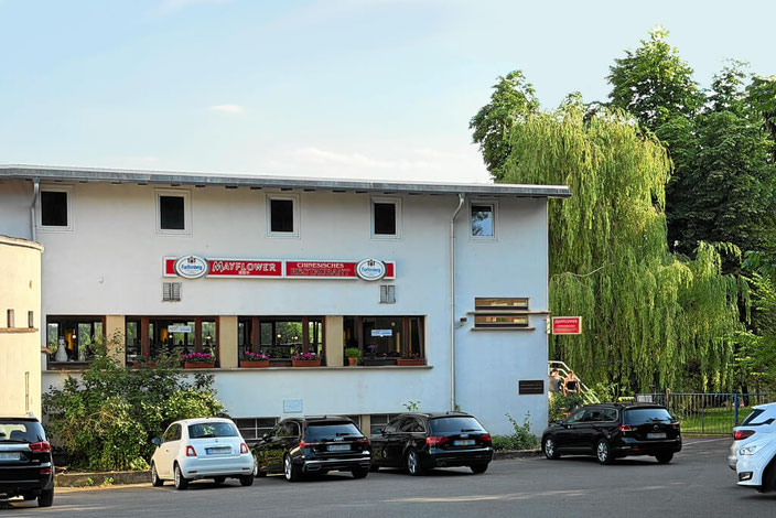 China Restaurant Mayflower mit Parkplätzen direkt vor dem Haus