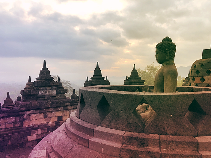 Der Borobudur Tempel bei Sonnenaufgang.